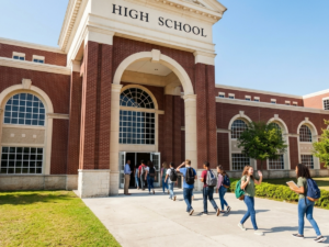 Seguridad, Wayfinding y Durabilidad: Opciones de Pintura Exterior para Escuelas de Alto Trafico Exterior - Entrada secundaria con estudiantes que entran.