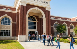 Seguridad, Wayfinding y Durabilidad: Opciones de Pintura Exterior para Escuelas de Alto Trafico Exterior - Entrada secundaria con estudiantes que entran.